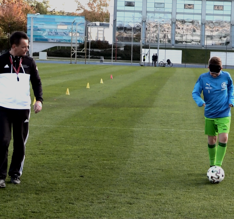 Sportmentaltrainer begleitet Nachwuchsspieler im Traininsalltag des Leistungsfußballs.